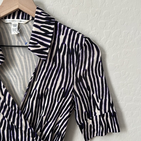 Diane von Furstenberg 100% Silk Abstract Wrap Top Purple Black Size 6 - Picture 2 of 5